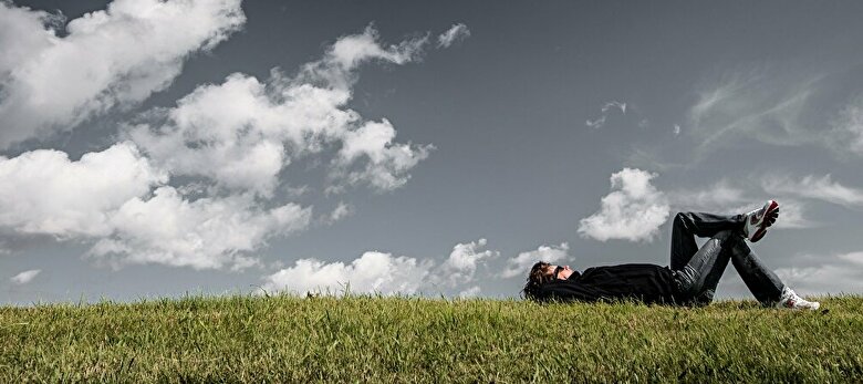 芝生に寝転ぶ男性